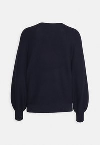 Pull en tricot bleu marine foncé à manches longues avec un col rond et des poignets et ourlet côtelés, vu de dos.