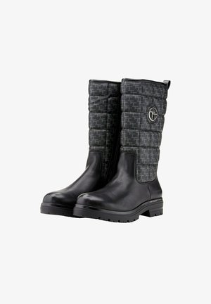 Czarno-szare, sięgające kolan botki z pikowanej tkaniny, gładkiej skórzanej cholewki, okrągłym noskiem i akcentem logo po bokach.