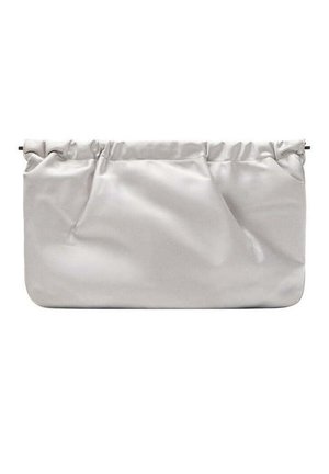 Pochette douce gris clair avec un haut froncé et de subtils plis, dotée d'une fine bandoulière noire sur fond blanc.