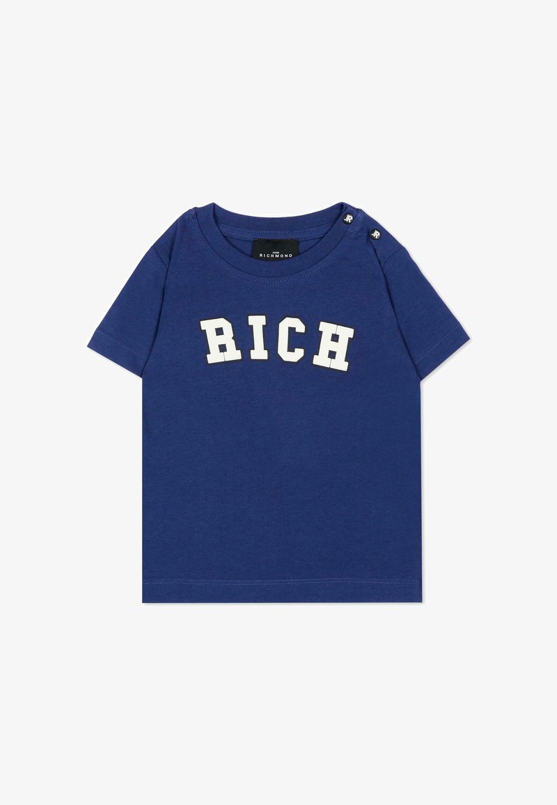 T-shirt bleu manches courtes pour tout-petit avec des lettres blanches en bloc formant le mot « RICH » sur la poitrine et deux boutons pressions noirs sur l'épaule gauche.