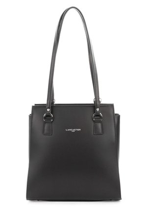 Sac tote en cuir noir avec double anses, forme carrée et quincaillerie argentée. Affiche un logo à l'avant et une texture lisse.