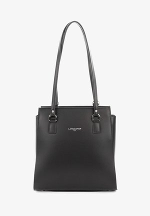 Borsa tote in pelle nera con doppi manici, forma quadrata e hardware argento. Presenta un logo sul fronte e una texture liscia.