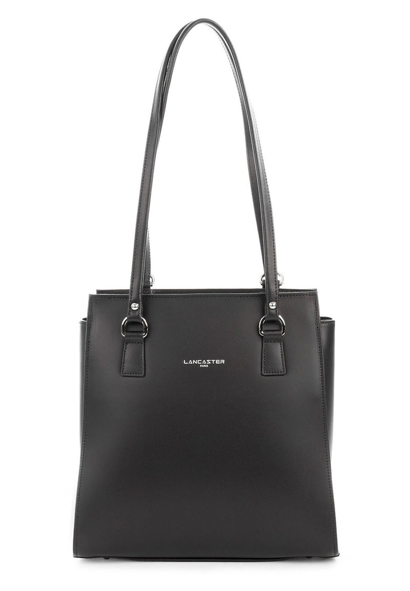 Sac tote en cuir noir avec double anses, forme carrée et quincaillerie argentée. Affiche un logo à l'avant et une texture lisse.