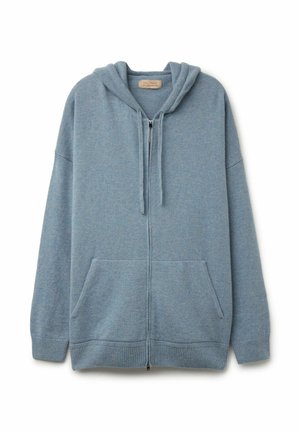 Jasnoniebieska bluza z zamkiem wykonaną z miękkiego materiału. Posiada kieszeń z przodu, ściągacze na mankietach oraz kaptur ze sznurkiem. Prosty design z minimalnymi detalami.