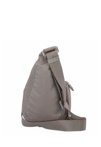 Graue Stoff-Schultertasche mit strukturierter Oberfläche, verstellbarem Tragegurt und seitlicher Reißverschlusstasche. Geometrische Form und moderne Designelemente.