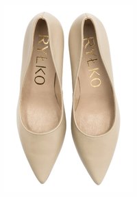 Beżowe skórzane buty na szpilce z gładką fakturą, z niskim wycięciem i subtelnym złotym logo marki wewnątrz.