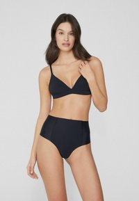 Czarny zestaw bikini z trójkątnym biustonoszem na regulowanych ramiączkach i wysokim stanem. Gładki, elastyczny materiał z minimalną ilością szwów.