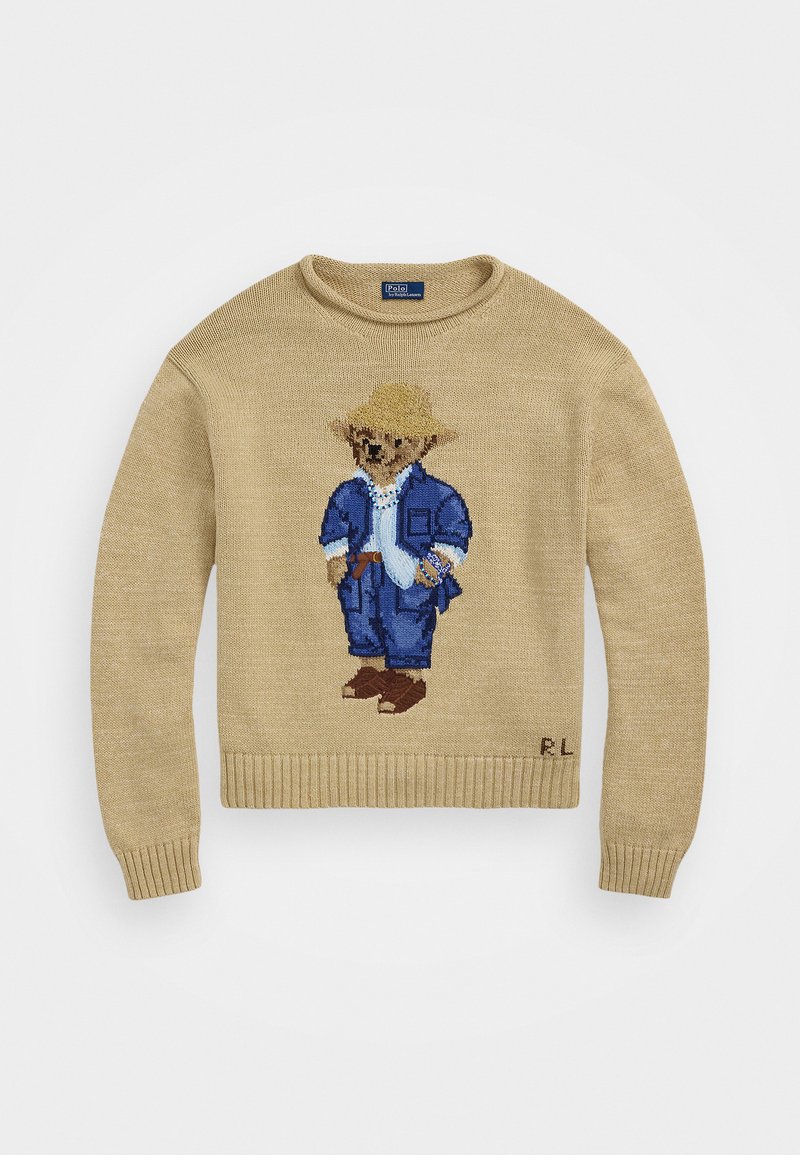 Beige stickad tröja med en broderad björn i blå kläder och en halmhatt. Ribbad nederkant och ärmslut med logotypinitialer längst ner.
