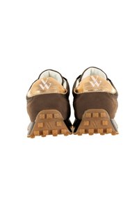 Sneakers in suede marrone con un tallone dorato lucido e testurizzato e una suola in gomma con tasselli quadrati per una migliore aderenza. Logo discreto sul tallone.