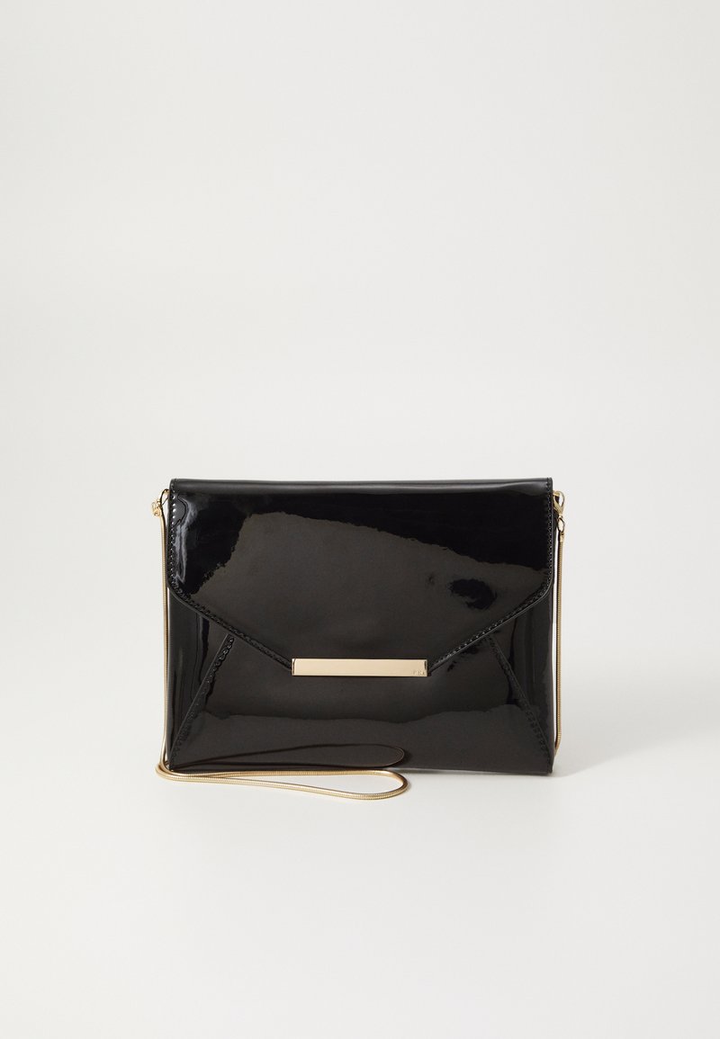 Zwarte lakleren clutch met een gouden accentbalk, envelopontwerp en een afneembare kettingstrap. Glad oppervlak en een strakke afwerking.