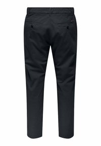 Pantaloni neri con vestibilità dritta, due tasche posteriori con bottoni e dettagli di cucitura sottili, realizzati in un tessuto liscio.