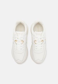 Tommy Hilfiger ELEVATED FEMININE RUNNER - Baskets basses - ecru