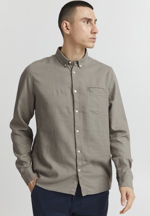 Button-up skjorte i lys grå stof, med klassisk krave, enkelt brysts lomme og en afslappet pasform med lange ærmer.
