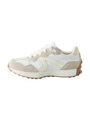 Baltas un bēša krāsas ikdienas apavi ar šņorēm, zamšādas pārklājumiem un gumijas zolīti ar teksturētu protektoru labākai saķerei.