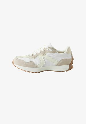 Balti ir smėlio spalvos laisvalaikio sportbačiai su raišteliais, zomšos intarpais ir guma dengtomis padais su tekstūruotu padu, skirtu sukibimui.