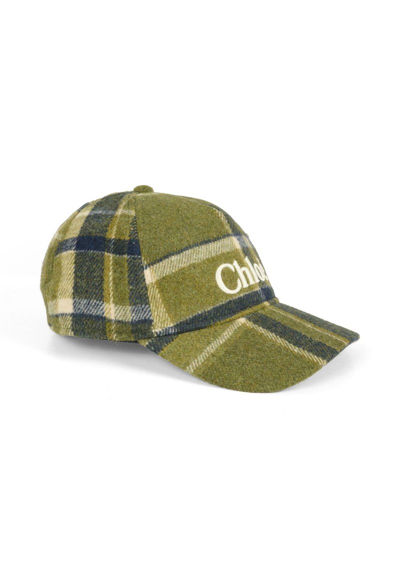 Casquette en laine à carreaux verts avec des motifs en bleu marine et crème. L'avant présente le mot brodé "Chloe."