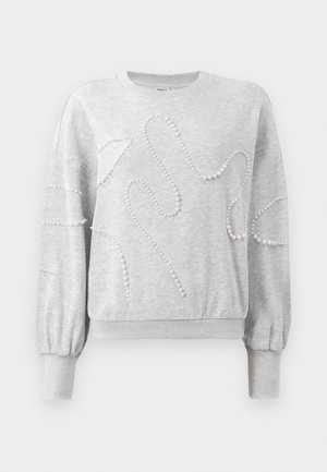 Svijetlosivi dukserica dugih rukava s rebrastim manžetama i donjim rubom, ukrašena zakrivljenim uzorcima perlica od bisera na prednjoj strani i rukavima.