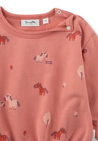 Rosa Babystrampler mit Druckknöpfen an der Schulter und Mustern von Cartoon-Pferden, Blumen und Bäumen.