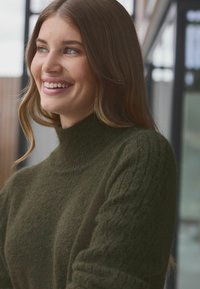 Next HIGH NECK LONG SLEEVE - Svetríkové šaty - green khaki