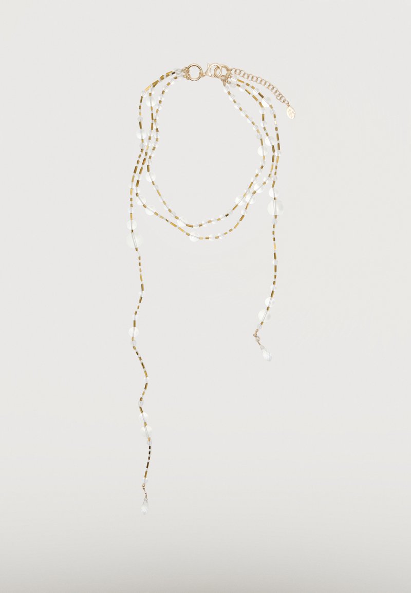 Delikat gyldent og klart perlekæde med dobbelt snor med små runde perler og dråbeformede vedhæng i enderne.