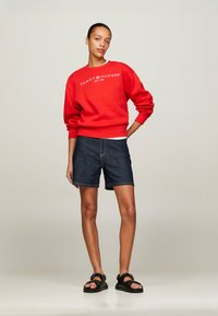 Tommy Hilfiger LOGO - Sudadera - fierce red