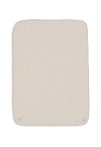 Beige rechthoekige deken van zacht weefsel, met een gladde textuur en ronde hoeken; voorzien van een klein logo in de onderste hoek.