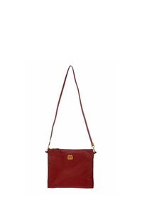 Sac bandoulière en tissu rouge de forme carrée, avec une fermeture éclair, un petit accent en cuir brun et une longue sangle réglable.