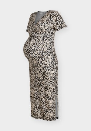 Umstandskleid mit kurzen Ärmeln, V-Ausschnitt, Leopardenmuster, tailliertem Bund und seitlichem Schlitz, der unter das Knie reicht.