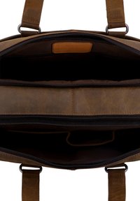 Brauner Lederbeutel mit Innenausstattung aus zwei Fächern, schwarzem Reißverschluss und einer glatten, strukturierten Oberfläche. Enthält ein hellbraunes Etikett und verstellbare Trageriemen.