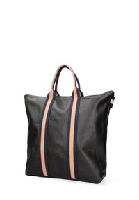 Borsa tote in pelle nera con due manici verticali a righe blu navy e arancioni. Presenta una chiusura con zip e una superficie texturizzata. Design spazioso.