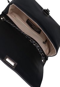 Borsa a tracolla nera in pelle aperta che mostra l'interno in tessuto beige, tasca con zip interna, tracolla a catena intrecciata con pelle e chiusura in metallo.