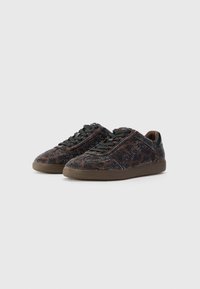 Sneaker marroni e neri con motivo, dotati di una tomaia testurizzata, lacci neri, suola in gomma e dettagli in strass.