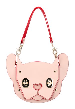 Piccola borsa rosa a forma di faccia di cane con ritaglio a forma di cuore sul naso e tracolla rossa staccabile.