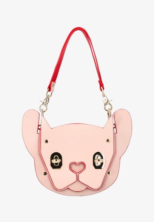 Geantă mică roz, în formă de față de câine, cu decupaj în formă de inimă pe nas și curea roșie detașabilă pentru umăr.