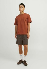 Jack & Jones JPSTJAIDEN JOGGER  - Träningsbyxor - seal brown