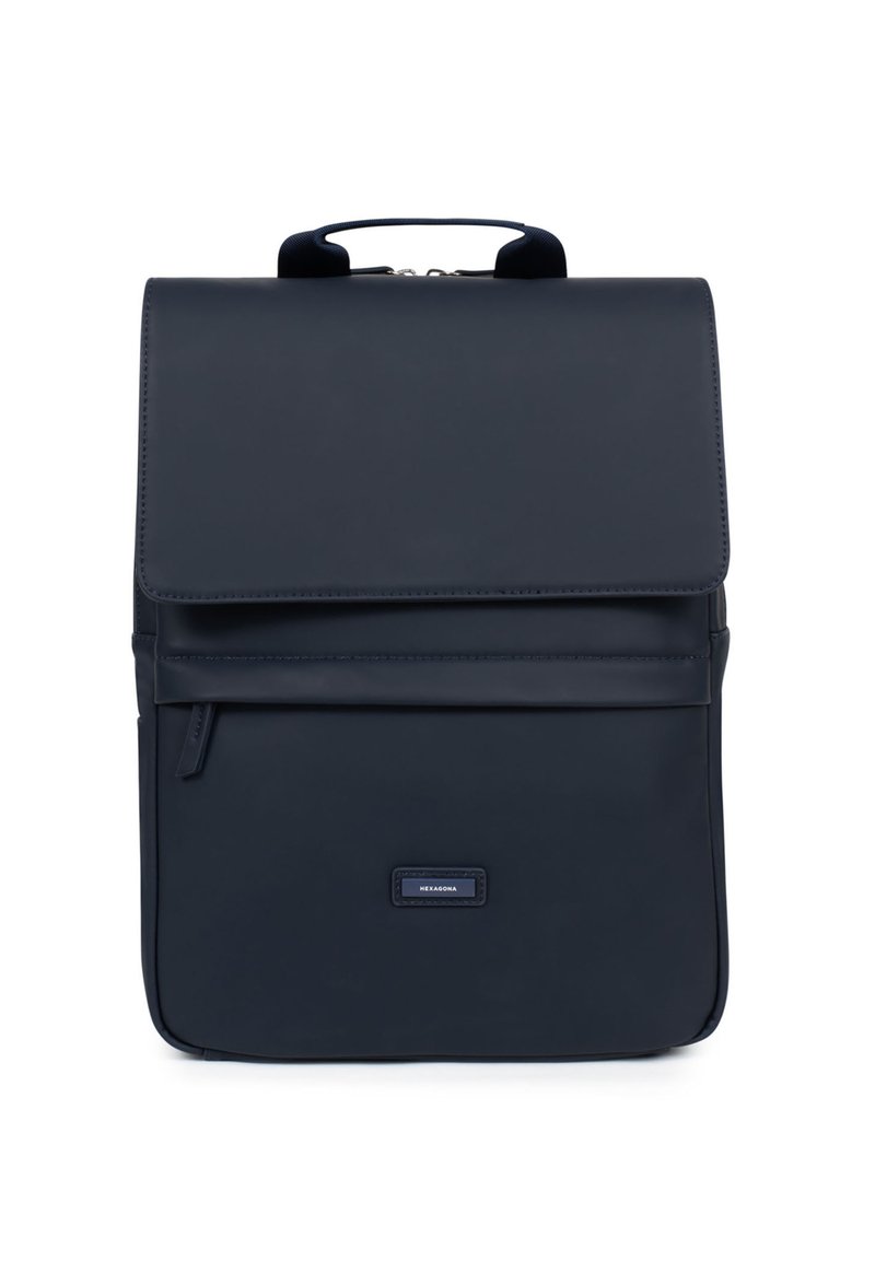 Zaino blu navy con un esterno in materiale sintetico liscio, manico superiore, chiusura a patta, tasca frontale con zip e forma rettangolare. Etichetta del marchio visibile.