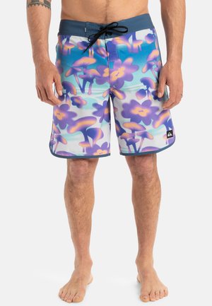 Boardshorts mit bunten Blumenmustern in Lila und Blau, aus leichtem Material und einem elastischen Bund mit Kordelzug.