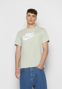 Nike Sportswear TEE ICON FUTURA  - Potiskana majica - grauweiss