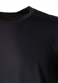 T-shirt sportivo nero realizzato in tessuto liscio. Presenta un collo rotondo e un logo in rilievo discreto sul davanti.