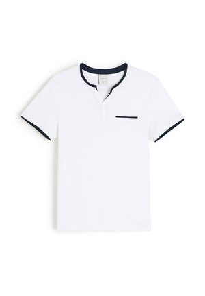 Biała koszulka henley z krótkim rękawem, czarnym wykończeniem kołnierza, krawędzi rękawów i małą kieszenią na piersi na jednolitym białym tle.