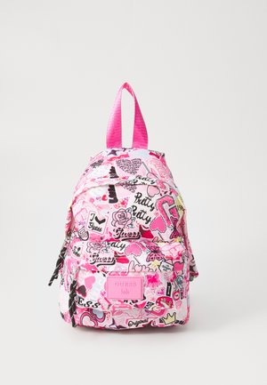 Mochila rosa com acabamento brilhante, apresentando vários adesivos e padrões divertidos. Inclui dois fechos pretos e uma alça de transporte na parte superior.