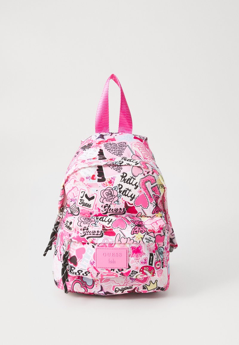 Rosa ryggsekk med en blank overflate, prydet med forskjellige lekne klistremerker og mønstre. Inkluderer to svarte glidelåser og et bærehåndtak på toppen.