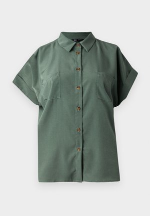 Grønn kortermet skjorte med spiss krage, fem brune knapper foran og to brystlommer. Glatt stofftekstur.