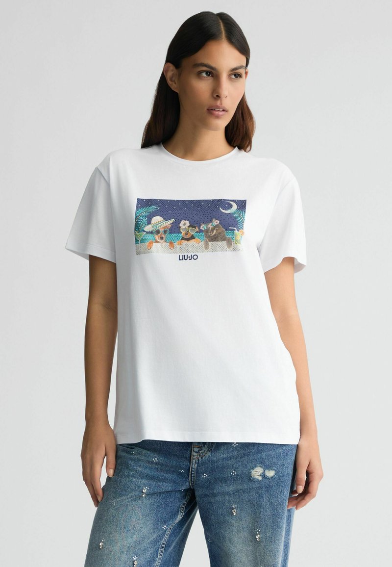 Camiseta de algodón blanca con un estampado gráfico colorido de animales contra un cielo nocturno, con el texto "LIU-JO" debajo del diseño.