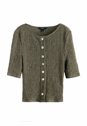 Oliven-grøn tekstureret strikket cardigan med syv hvide knapper, rund halsudskæring og trekvartærmer på hvid baggrund.
