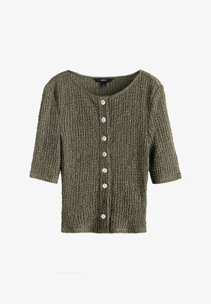 Olivovo zelený pletený kardigán so štruktúrou, vybavený siedmimi bielymi gombíkmi, s okrúhlym výstrihom a trojštvrťovými rukávmi na bielom pozadí.