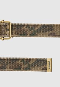 Υφασμάτινη ζώνη με πράσινο και καφέ πατρόν παραλλαγής, χρυσή αγκράφα και χρυσή άκρη σκαλισμένη με το λογότυπο «Levi's» σε απλό φόντο.