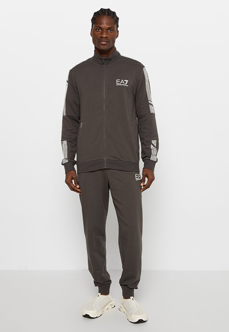 EA7 Emporio Armani Trainingspak donkerbruin