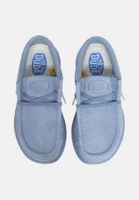 Scarpe slip-on in suede azzurro chiaro con punta arrotondata, lacci elasticizzati e soletta imbottita con logo. Suola in gomma piatta.