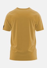 Senfgelbe kurzärmelige T-Shirt mit Rundhalsausschnitt und glatter Textur. Dezentes Branding-Detail auf einem Ärmel.
